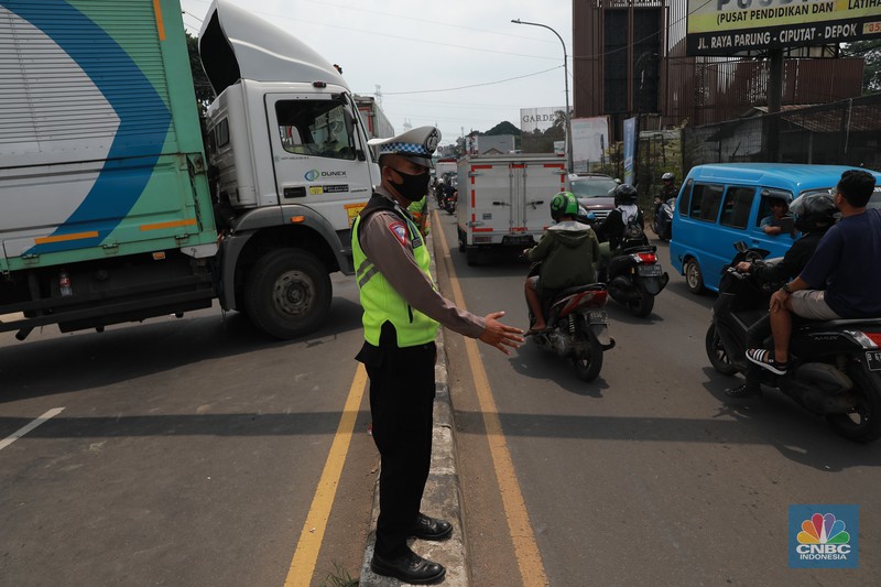 Truk bermuatan mengangkut ribuan karton Minyak Kita terjeblos, di Jalan Raya Parung - Ciputat, Bojongsari Depok, Jawa Barat, Rabu, (10/1/2023). Truk bermuatan mengangkut ribuan karton Minyak Kita terjeblos, di Jalan Raya Parung - Ciputat, Bojongsari Depok, Jawa Barat, Rabu, (10/1/2023). (CNBC Indonesia/Muhammad Sabki)