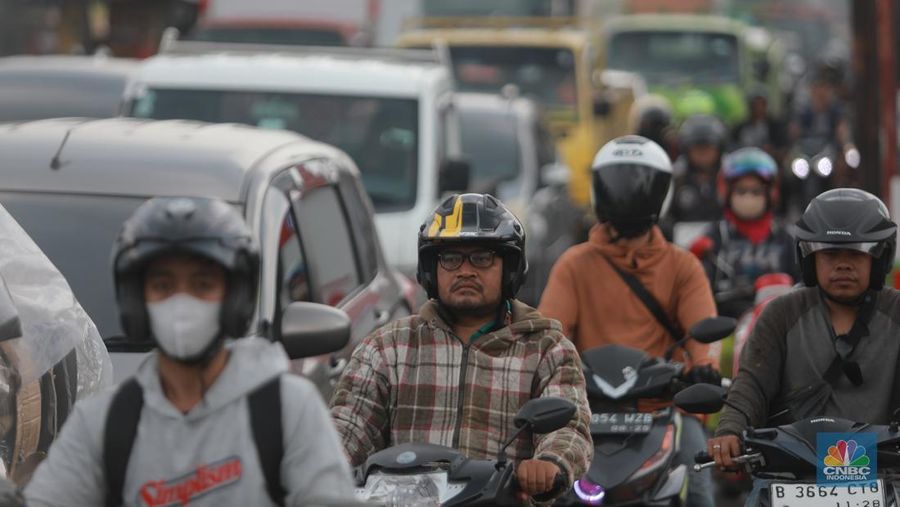 Truk bermuatan mengangkut ribuan karton Minyak Kita terjeblos, di  Jalan Raya Parung - Ciputat, Bojongsari Depok, Jawa Barat, Rabu, (10/1/2023). (CNBC Indonesia/Muhammad Sabki)