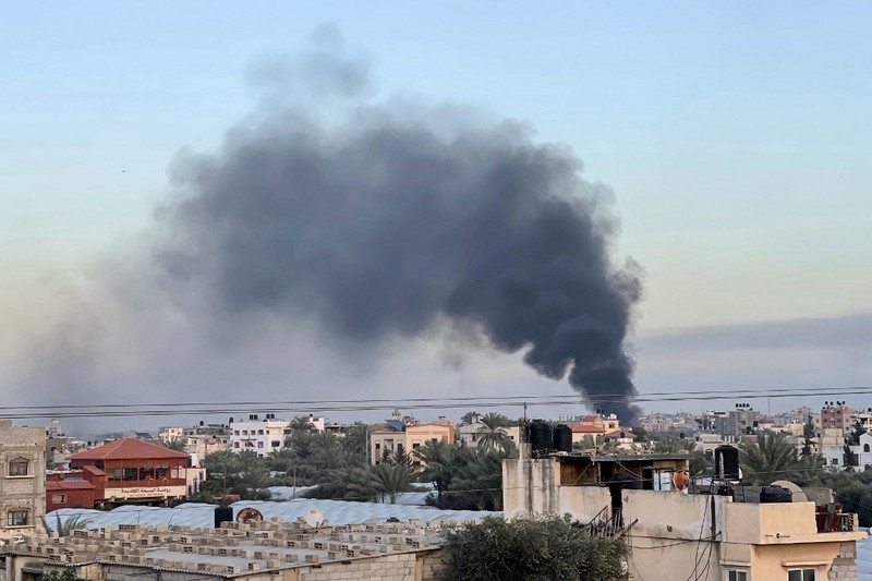 Pasukan Israel menembakkan suar di atas Rafah di Jalur Gaza selatan, di tengah pertempuran yang sedang berlangsung antara Israel dan kelompok militan Palestina Hamas. Pasukan Israel menembakkan suar di atas Rafah di Jalur Gaza selatan, di tengah pertempuran yang sedang berlangsung antara Israel dan kelompok militan Palestina Hamas. (Photo by AFP)