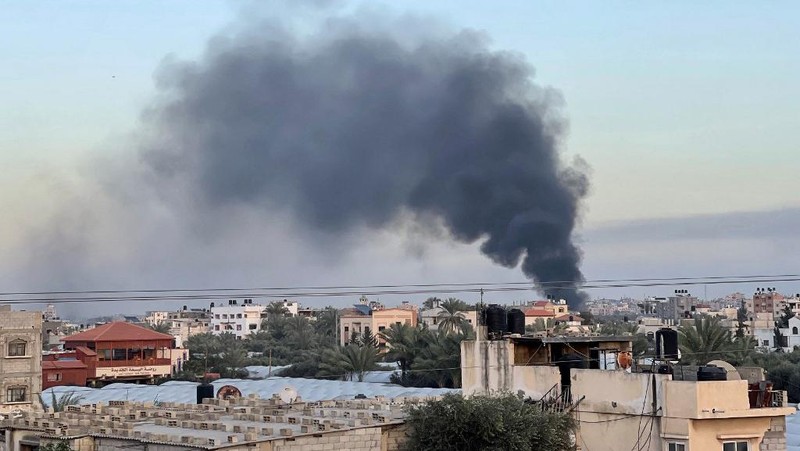 Pasukan Israel menembakkan suar di atas Rafah di Jalur Gaza selatan, di tengah pertempuran yang sedang berlangsung antara Israel dan kelompok militan Palestina Hamas. (Photo by AFP)