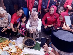 Atikoh Cek Harga di Pasar Tulang Bawang, Pedagang Doakan Ganjar Presiden