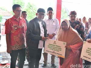 Bupati Fauzi Serahkan Bantuan Rehabilitasi Rumah untuk Korban Angin Kencang