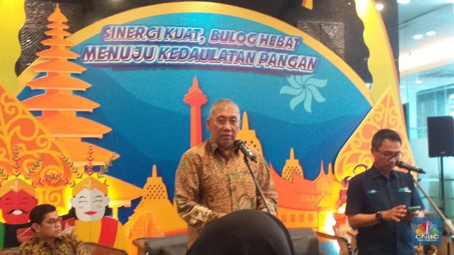 Direktur Utama Perum Bulog Bayu Krisnamurthi saat jumpa pers di Jakarta, Kamis (11/1/2024). (CNBC Indonesia/Damiana Cut E)