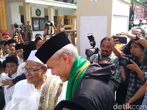 Di Ponpes Tegal, Ganjar Disambati Kebijakan Sekolah 5 Hari