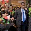 Ratusan WNI & Mitra Driver Gojek Sambut Jokowi di Hanoi