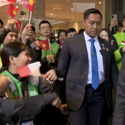 Ratusan WNI & Mitra Driver Gojek Sambut Jokowi di Hanoi