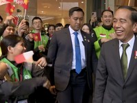 Ratusan WNI & Mitra Driver Gojek Sambut Jokowi di Hanoi
