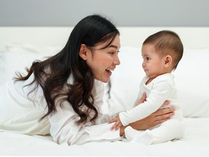 Benarkah Bayi Bisa Bicara Lebih Awal Tergantung Pendidikan Ibunya? Ini Kata Studi