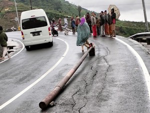 Hujan Deras, Jalur Wonosobo-Dieng Longsor dan Retak!