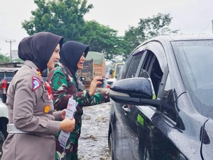 Aksi Polwan-Kowad Sosialisasi Pemilu Sambil Pantau Banjir di Rohil Demi Cegah Hoaks