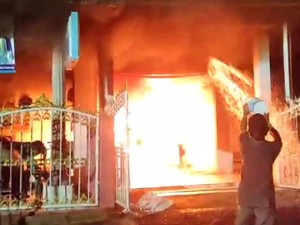 Paniknya H Mansur Lihat Ruko 2 Lantai Miliknya Ludes Terbakar