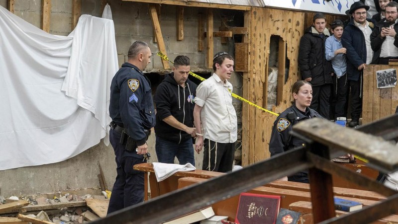 Kepolisian New York (NYPD) pada Senin (8/1) telah menemukan terowongan ilegal yang tersembunyi di dalam sinagoge (tempat beribadah kaum Yahudi) di Crown Heights, Brooklyn. (Bruce Schaff via AP)