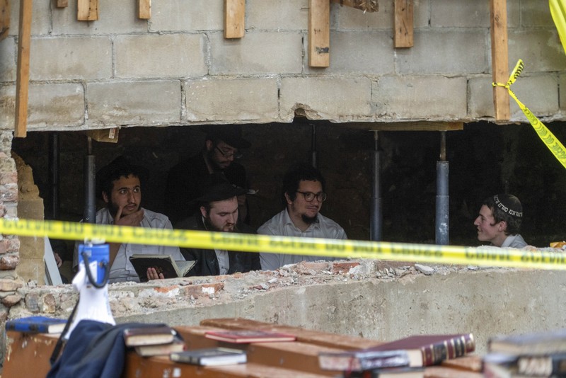 Kepolisian New York (NYPD) pada Senin (8/1) telah menemukan terowongan ilegal yang tersembunyi di dalam sinagoge (tempat beribadah kaum Yahudi) di Crown Heights, Brooklyn. (Bruce Schaff via AP)