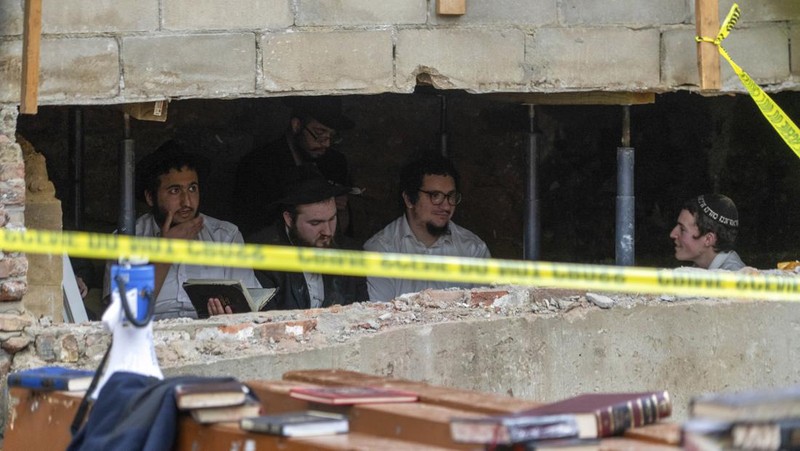 Kepolisian New York (NYPD) pada Senin (8/1) telah menemukan terowongan ilegal yang tersembunyi di dalam sinagoge (tempat beribadah kaum Yahudi) di Crown Heights, Brooklyn. (Bruce Schaff via AP)