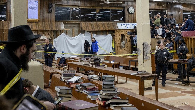 Kepolisian New York (NYPD) pada Senin (8/1) telah menemukan terowongan ilegal yang tersembunyi di dalam sinagoge (tempat beribadah kaum Yahudi) di Crown Heights, Brooklyn. (Bruce Schaff via AP)