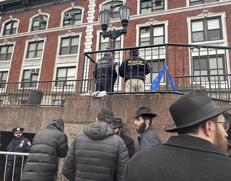 Kepolisian New York (NYPD) pada Senin (8/1) telah menemukan terowongan ilegal yang tersembunyi di dalam sinagoge (tempat beribadah kaum Yahudi) di Crown Heights, Brooklyn. (Bruce Schaff via AP)