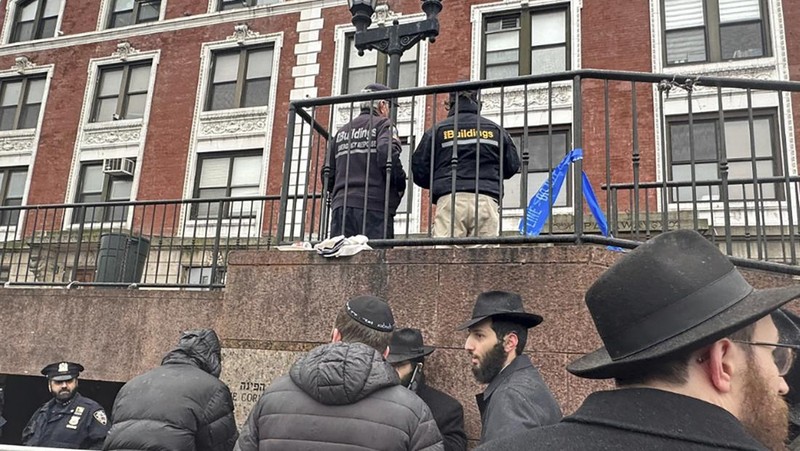 Kepolisian New York (NYPD) pada Senin (8/1) telah menemukan terowongan ilegal yang tersembunyi di dalam sinagoge (tempat beribadah kaum Yahudi) di Crown Heights, Brooklyn. (Bruce Schaff via AP)