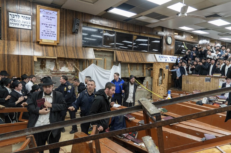 Kepolisian New York (NYPD) pada Senin (8/1) telah menemukan terowongan ilegal yang tersembunyi di dalam sinagoge (tempat beribadah kaum Yahudi) di Crown Heights, Brooklyn. (Bruce Schaff via AP)