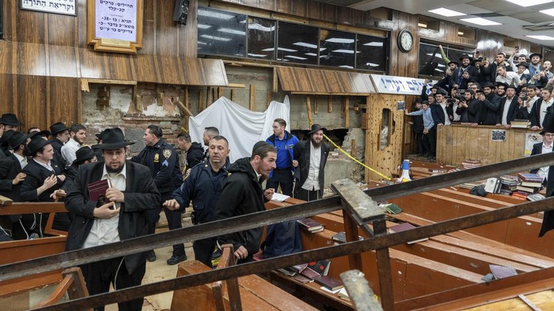 Kepolisian New York (NYPD) pada Senin (8/1) telah menemukan terowongan ilegal yang tersembunyi di dalam sinagoge (tempat beribadah kaum Yahudi) di Crown Heights, Brooklyn. (Bruce Schaff via AP)