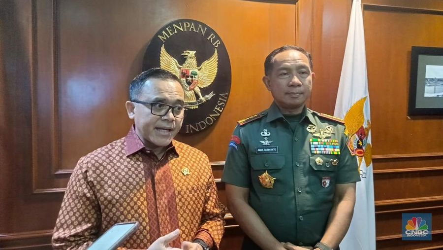 Panglima TNI Agus Subiyanto dan Menteri PANRB Abdullah Azwar Anas memberikan pernyataan resmi terkait dengan rencana kenaikan tunjangan kinerja (tukin) TNI tahun ini, di Kementerian PANRB, Jakarta, Kamis (11/1/2024). (CNBC Indonesia/Rosseno Aji Nugroho)