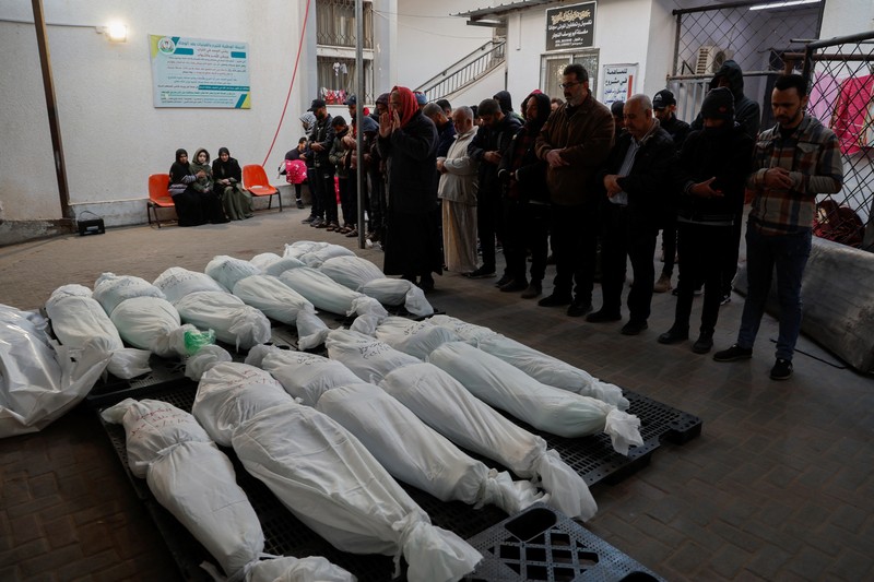 Pasukan Israel menembakkan suar di atas Rafah di Jalur Gaza selatan, di tengah pertempuran yang sedang berlangsung antara Israel dan kelompok militan Palestina Hamas. (Photo by AFP)