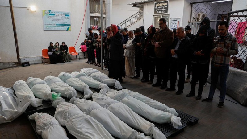 Pasukan Israel menembakkan suar di atas Rafah di Jalur Gaza selatan, di tengah pertempuran yang sedang berlangsung antara Israel dan kelompok militan Palestina Hamas. (Photo by AFP)