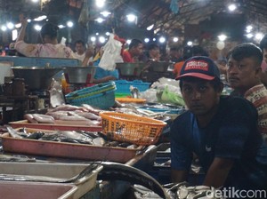 Pedagang Pasar Ikan Pabean Keluhkan Penurunan Harga Ikan Imbas Cuaca Buruk