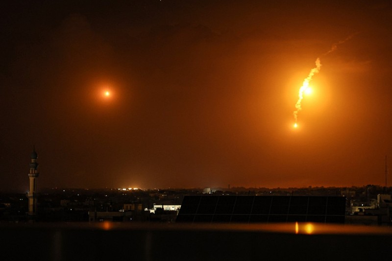 Pasukan Israel menembakkan suar di atas Rafah di Jalur Gaza selatan, di tengah pertempuran yang sedang berlangsung antara Israel dan kelompok militan Palestina Hamas. Pasukan Israel menembakkan suar di atas Rafah di Jalur Gaza selatan, di tengah pertempuran yang sedang berlangsung antara Israel dan kelompok militan Palestina Hamas. (Photo by AFP)