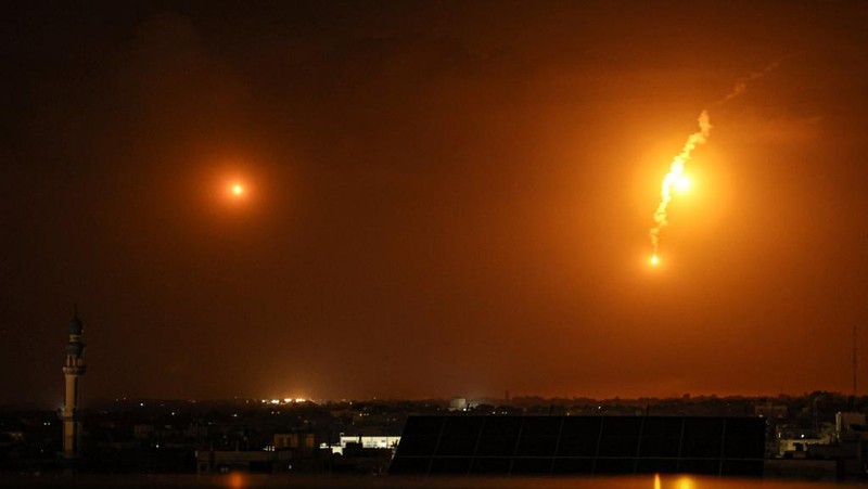 Pasukan Israel menembakkan suar di atas Rafah di Jalur Gaza selatan, di tengah pertempuran yang sedang berlangsung antara Israel dan kelompok militan Palestina Hamas. (Photo by AFP)