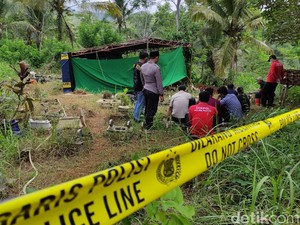 Makam Siswa MTs Pacitan yang Tewas Diduga Keracunan Dibongkar