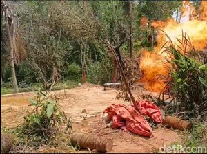 Penampakan Semburan Api Besar dari Sumur Bor di Pamekasan