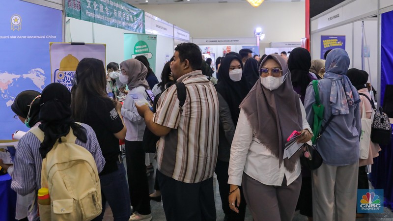 Pencari kerja mencari informasi lowongan dalam acara Indonesia Career Expo di Smesco Exhibition Hall, Jakarta, Kamis (11/1/2024). (CNBC Indonesia/Faisal Rahman) Pencari kerja mencari informasi lowongan dalam acara Indonesia Career Expo di Smesco Exhibition Hall, Jakarta, Kamis (11/1/2024). (CNBC Indonesia/Faisal Rahman)