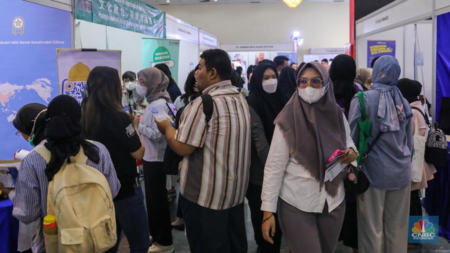 Pencari kerja mencari informasi lowongan dalam acara Indonesia Career Expo di Smesco Exhibition Hall, Jakarta, Kamis (11/1/2024). (CNBC Indonesia/Faisal Rahman)
