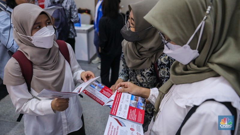 Pencari kerja mencari informasi lowongan dalam acara Indonesia Career Expo di Smesco Exhibition Hall, Jakarta, Kamis (11/1/2024). (CNBC Indonesia/Faisal Rahman)