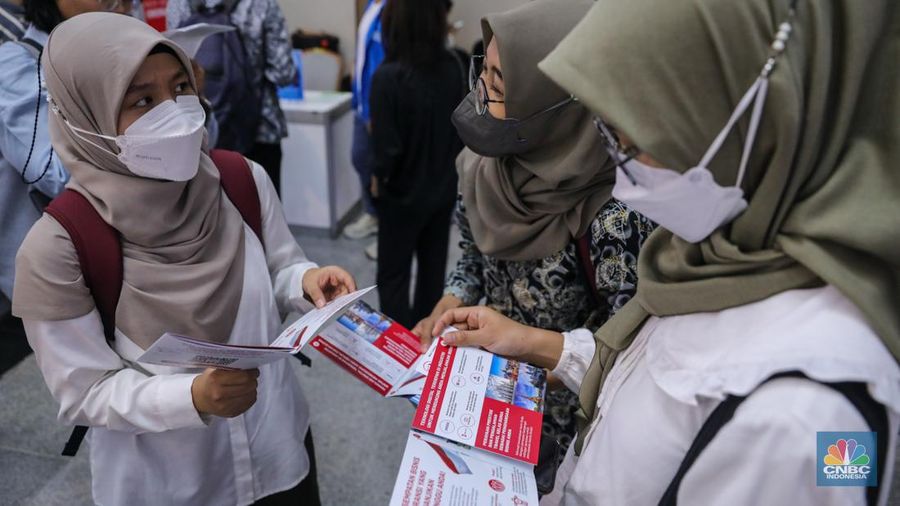 Pencari kerja mencari informasi lowongan dalam acara Indonesia Career Expo di Smesco Exhibition Hall, Jakarta, Kamis (11/1/2024). (CNBC Indonesia/Faisal Rahman)