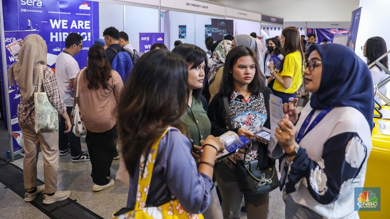 Pencari kerja mencari informasi lowongan dalam acara Indonesia Career Expo di Smesco Exhibition Hall, Jakarta, Kamis (11/1/2024). (CNBC Indonesia/Faisal Rahman)