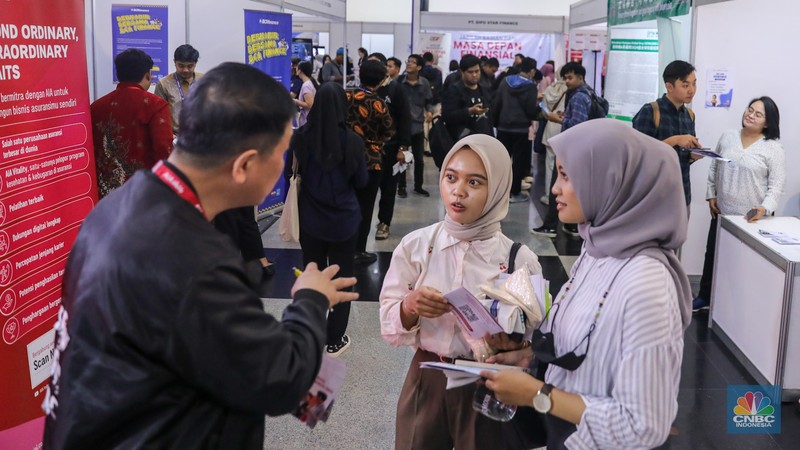 Pencari kerja mencari informasi lowongan dalam acara Indonesia Career Expo di Smesco Exhibition Hall, Jakarta, Kamis (11/1/2024). (CNBC Indonesia/Faisal Rahman) Pencari kerja mencari informasi lowongan dalam acara Indonesia Career Expo di Smesco Exhibition Hall, Jakarta, Kamis (11/1/2024). (CNBC Indonesia/Faisal Rahman)