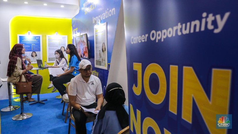 Pencari kerja mencari informasi lowongan dalam acara Indonesia Career Expo di Smesco Exhibition Hall, Jakarta, Kamis (11/1/2024). (CNBC Indonesia/Faisal Rahman)