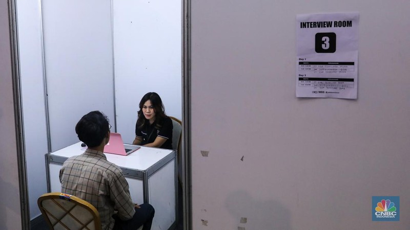 Pencari kerja mencari informasi lowongan dalam acara Indonesia Career Expo di Smesco Exhibition Hall, Jakarta, Kamis (11/1/2024). (CNBC Indonesia/Faisal Rahman)