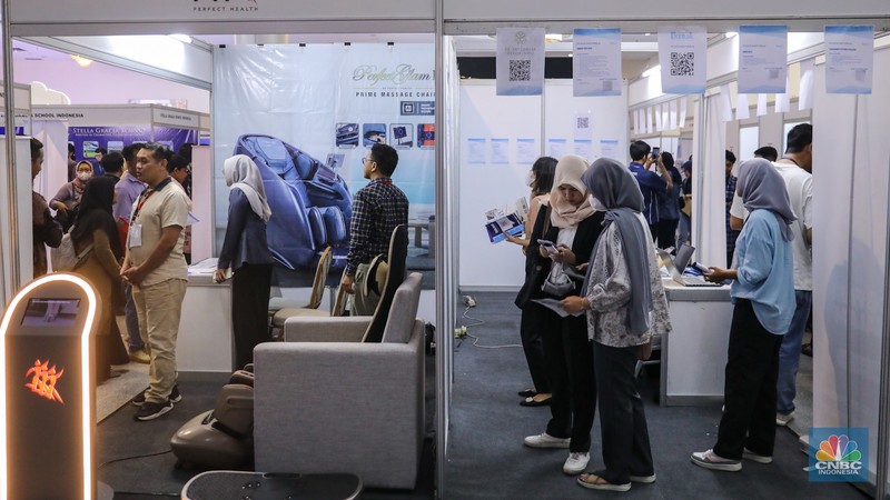Pencari kerja mencari informasi lowongan dalam acara Indonesia Career Expo di Smesco Exhibition Hall, Jakarta, Kamis (11/1/2024). (CNBC Indonesia/Faisal Rahman) Pencari kerja mencari informasi lowongan dalam acara Indonesia Career Expo di Smesco Exhibition Hall, Jakarta, Kamis (11/1/2024). (CNBC Indonesia/Faisal Rahman)