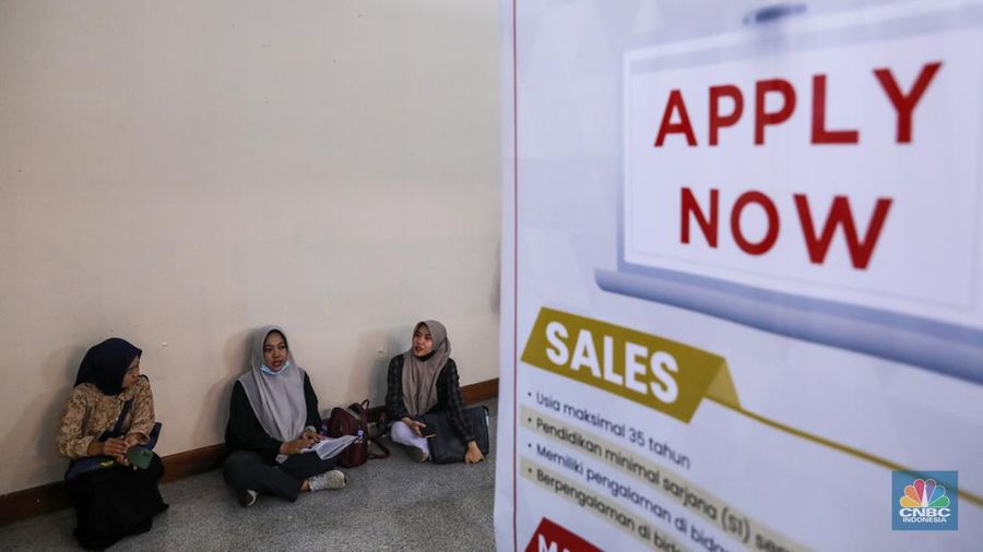 Pencari kerja mencari informasi lowongan dalam acara Indonesia Career Expo di Smesco Exhibition Hall, Jakarta, Kamis (11/1/2024). (CNBC Indonesia/Faisal Rahman)