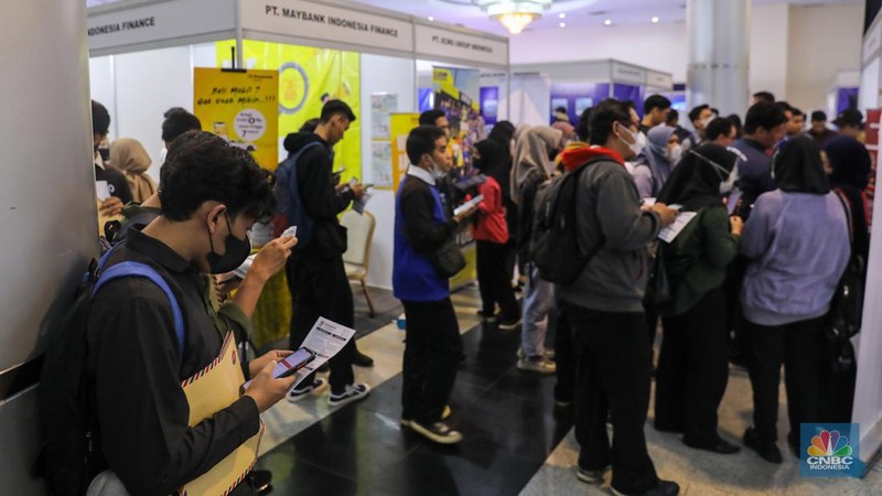Pencari kerja mencari informasi lowongan dalam acara Indonesia Career Expo di Smesco Exhibition Hall, Jakarta, Kamis (11/1/2024). (CNBC Indonesia/Faisal Rahman)