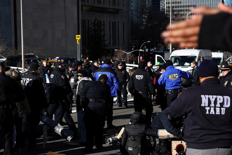 Pengunjuk rasa Pro Palestina memblokir beberapa jembatan dan terowongan di Kota New York pada hari Senin (8/1). Mereka menuntut gencatan senjata segera dalam konflik Israel- Hamas yang telah berlangsung selama beberapa bulan. (REUTERS/Shannon Stapleton)