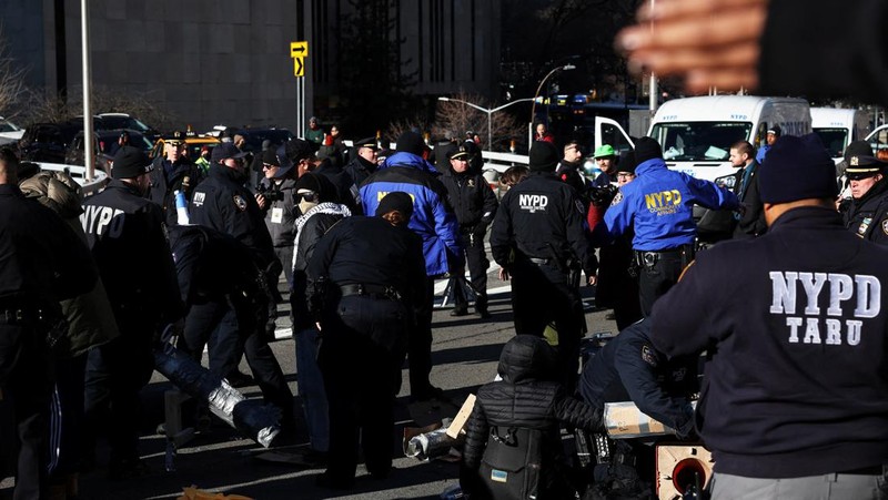 Pengunjuk rasa Pro Palestina memblokir beberapa jembatan dan terowongan di Kota New York pada hari Senin (8/1). Mereka menuntut gencatan senjata segera dalam konflik Israel- Hamas yang telah berlangsung selama beberapa bulan. (REUTERS/Shannon Stapleton)
