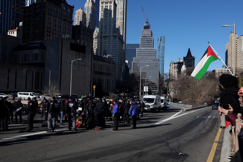 Pengunjuk rasa Pro Palestina memblokir beberapa jembatan dan terowongan di Kota New York pada hari Senin (8/1). Mereka menuntut gencatan senjata segera dalam konflik Israel- Hamas yang telah berlangsung selama beberapa bulan. (REUTERS/Shannon Stapleton)
