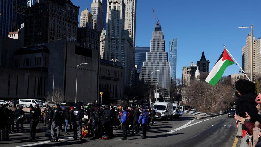 Pengunjuk rasa Pro Palestina memblokir beberapa jembatan dan terowongan di Kota New York pada hari Senin (8/1). Mereka menuntut gencatan senjata segera dalam konflik Israel- Hamas yang telah berlangsung selama beberapa bulan. (REUTERS/Shannon Stapleton)