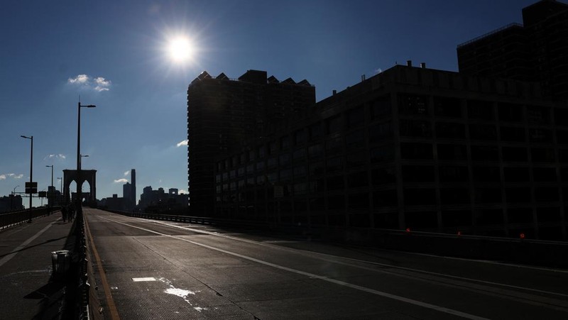 Pengunjuk rasa Pro Palestina memblokir beberapa jembatan dan terowongan di Kota New York pada hari Senin (8/1). Mereka menuntut gencatan senjata segera dalam konflik Israel- Hamas yang telah berlangsung selama beberapa bulan. (REUTERS/Shannon Stapleton)