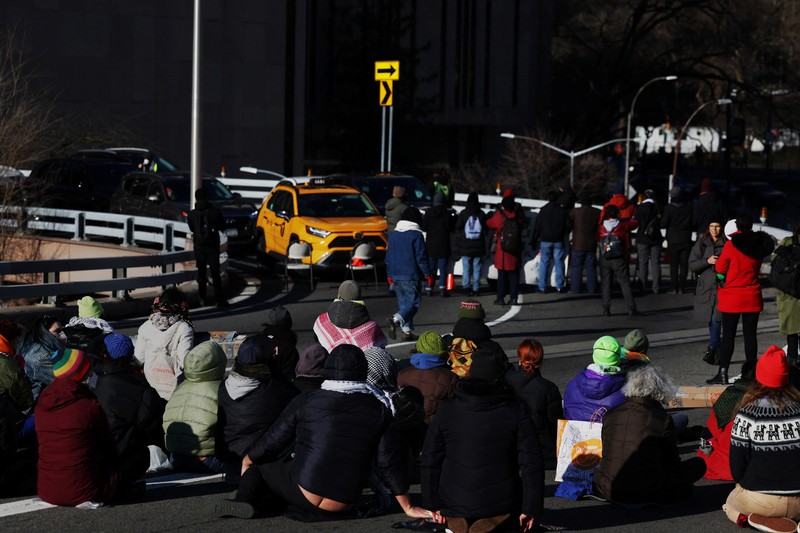 Pengunjuk rasa Pro Palestina memblokir beberapa jembatan dan terowongan di Kota New York pada hari Senin (8/1). Mereka menuntut gencatan senjata segera dalam konflik Israel- Hamas yang telah berlangsung selama beberapa bulan. (REUTERS/Shannon Stapleton) Pengunjuk rasa Pro Palestina memblokir beberapa jembatan dan terowongan di Kota New York pada hari Senin (8/1). Mereka menuntut gencatan senjata segera dalam konflik Israel- Hamas yang telah berlangsung selama beberapa bulan. (REUTERS/Shannon Stapleton)