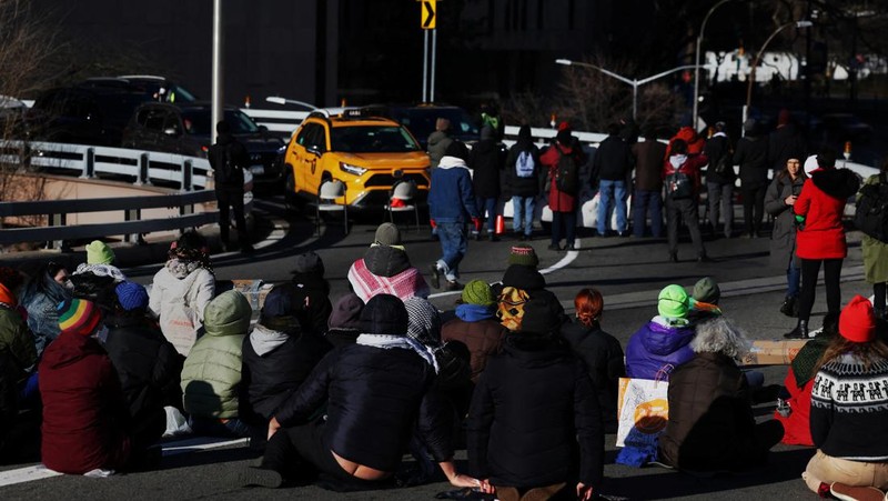 Pengunjuk rasa Pro Palestina memblokir beberapa jembatan dan terowongan di Kota New York pada hari Senin (8/1). Mereka menuntut gencatan senjata segera dalam konflik Israel- Hamas yang telah berlangsung selama beberapa bulan. (REUTERS/Shannon Stapleton)