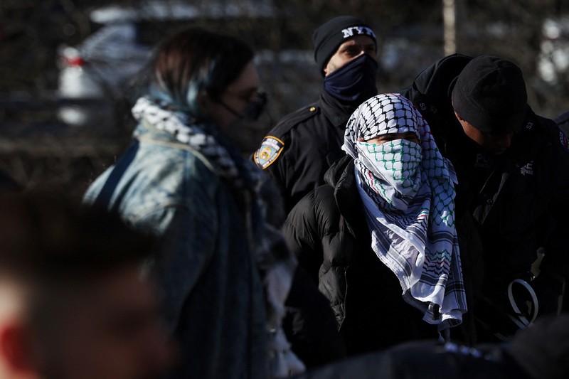 Pengunjuk rasa Pro Palestina memblokir beberapa jembatan dan terowongan di Kota New York pada hari Senin (8/1). Mereka menuntut gencatan senjata segera dalam konflik Israel- Hamas yang telah berlangsung selama beberapa bulan. (REUTERS/Shannon Stapleton) Pengunjuk rasa Pro Palestina memblokir beberapa jembatan dan terowongan di Kota New York pada hari Senin (8/1). Mereka menuntut gencatan senjata segera dalam konflik Israel- Hamas yang telah berlangsung selama beberapa bulan. (REUTERS/Shannon Stapleton)